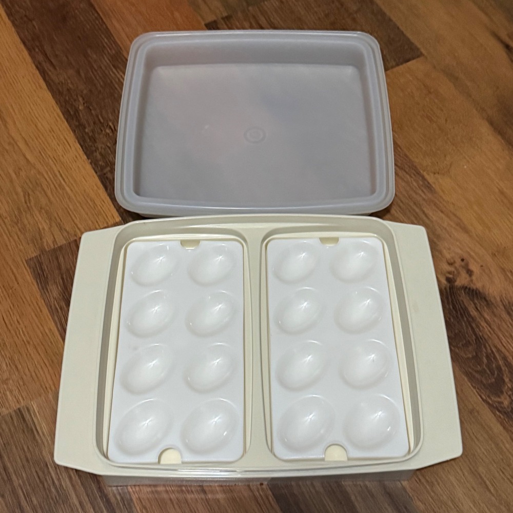 Vintage Tupperware Deviled Egg Carrier Keeper Divided Server Container #723